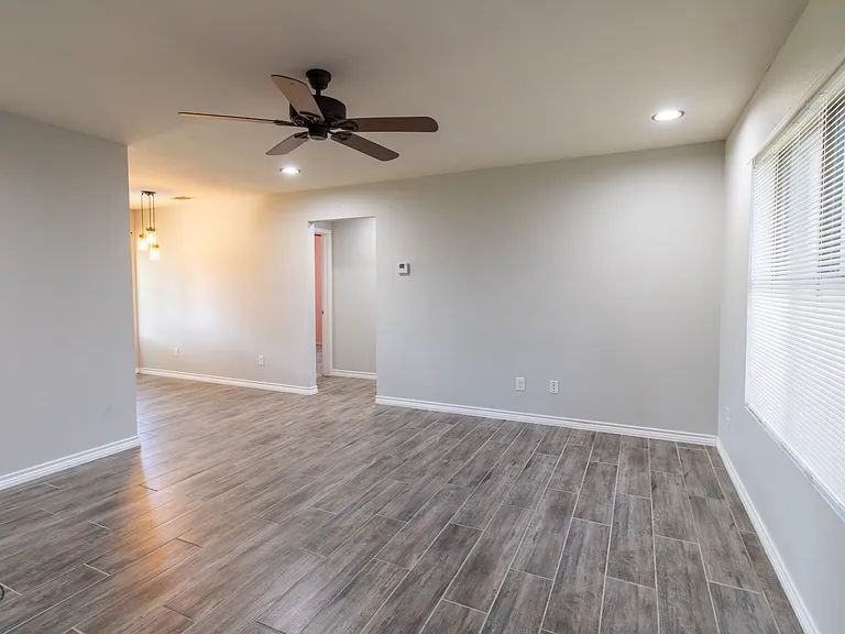 1218 Newman Ave — Photo 2