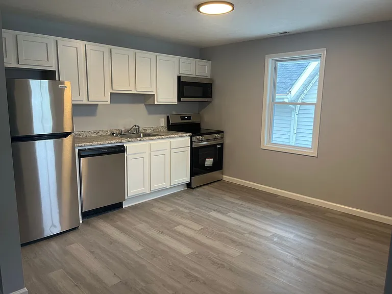 113 W College Street — Photo 11
