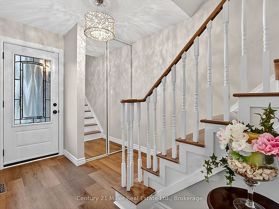 3rd image of 2451 Malcolm Cres