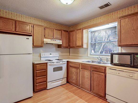 Kitchen with Stove, Refrigerator, Dishwasher, Garbage disposal, Microwave