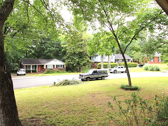 4th image of 2219 Maplecrest Dr