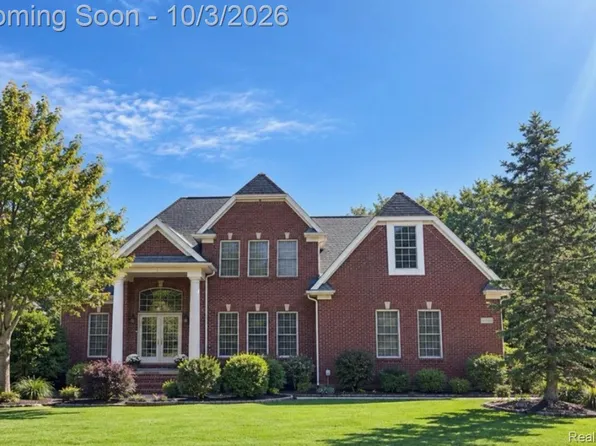 8467 Grays Dr, Grosse Ile, MI 48138