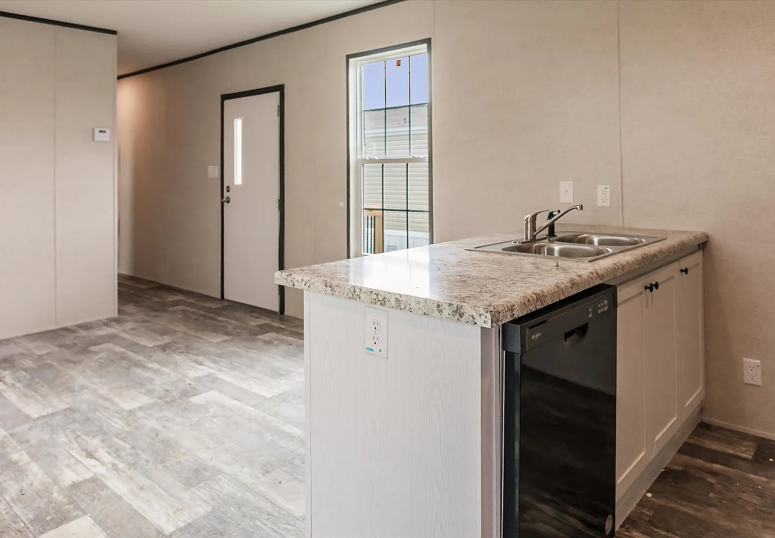 3 bed, 2.0 bath, $1,095 — Photo 2
