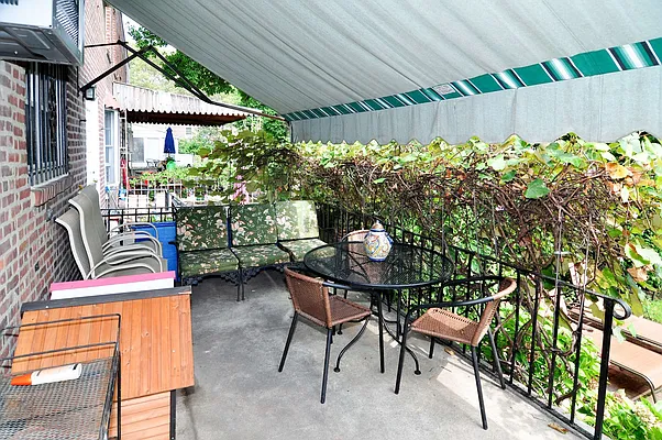 Sold by CENTURY 21 Sunny Gardens Realty, Inc. | media 25