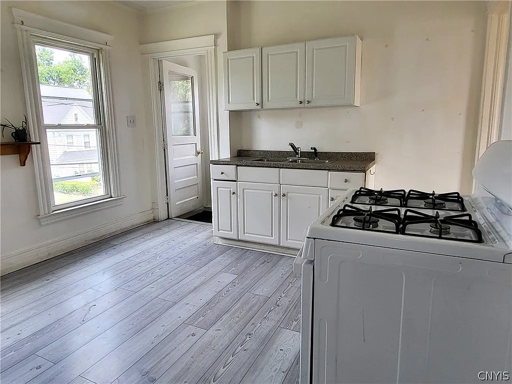 4 bed, 1.0 bath, 2056 sqft, $1,800 — Photo 4