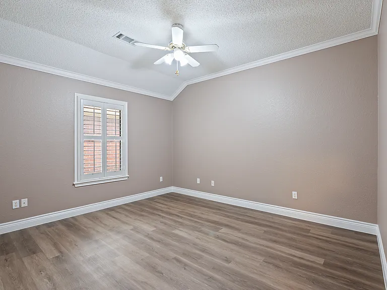 410 Live Oak Ln — Photo 9