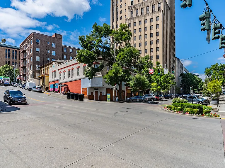 Rialto Apartments Historic Charm Meet Attainable Urban Living — Photo 17