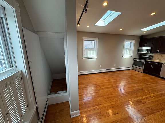 4th image of 24 Ellington Rd #3R