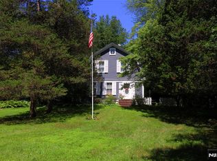 910 Colonial Rd, Franklin Lakes, NJ 07417