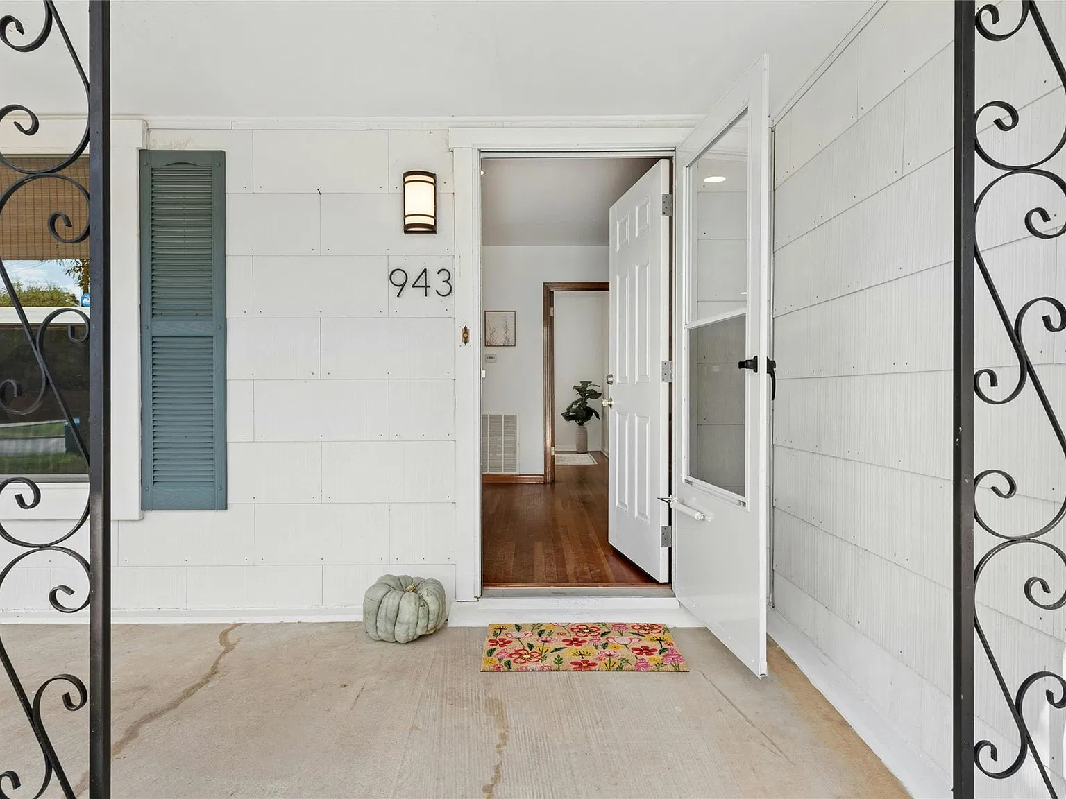 3 bed, 1.0 bath, 1230 sqft, $2,000 — Photo 3