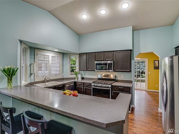 Update kitchen with shiny stainless steel appliances. You'll love the gas range/oven. Breakfast bar for those on the go...