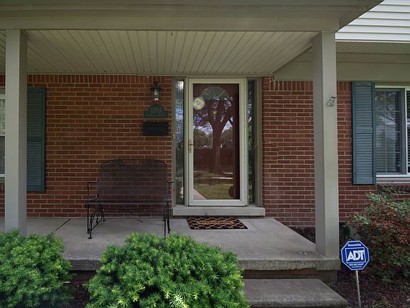 4th image of 32811 Summers St