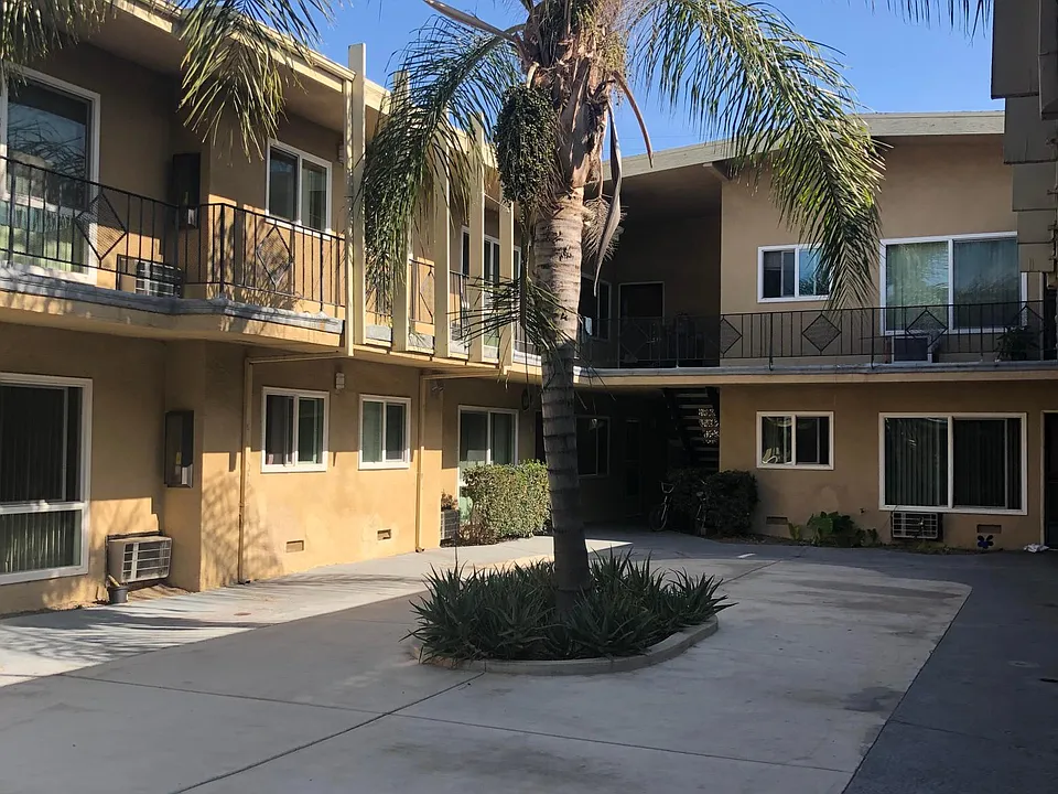 1027 S Atlantic Blvd #17