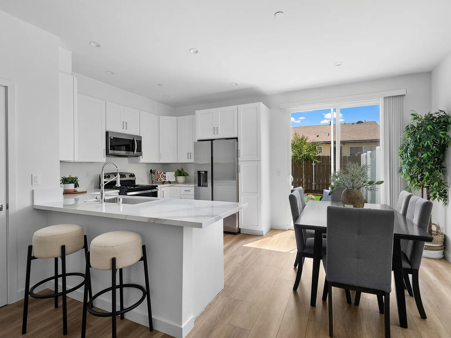 4 bed, 2.5 bath, 1330 sqft, $4,250 — Photo 3