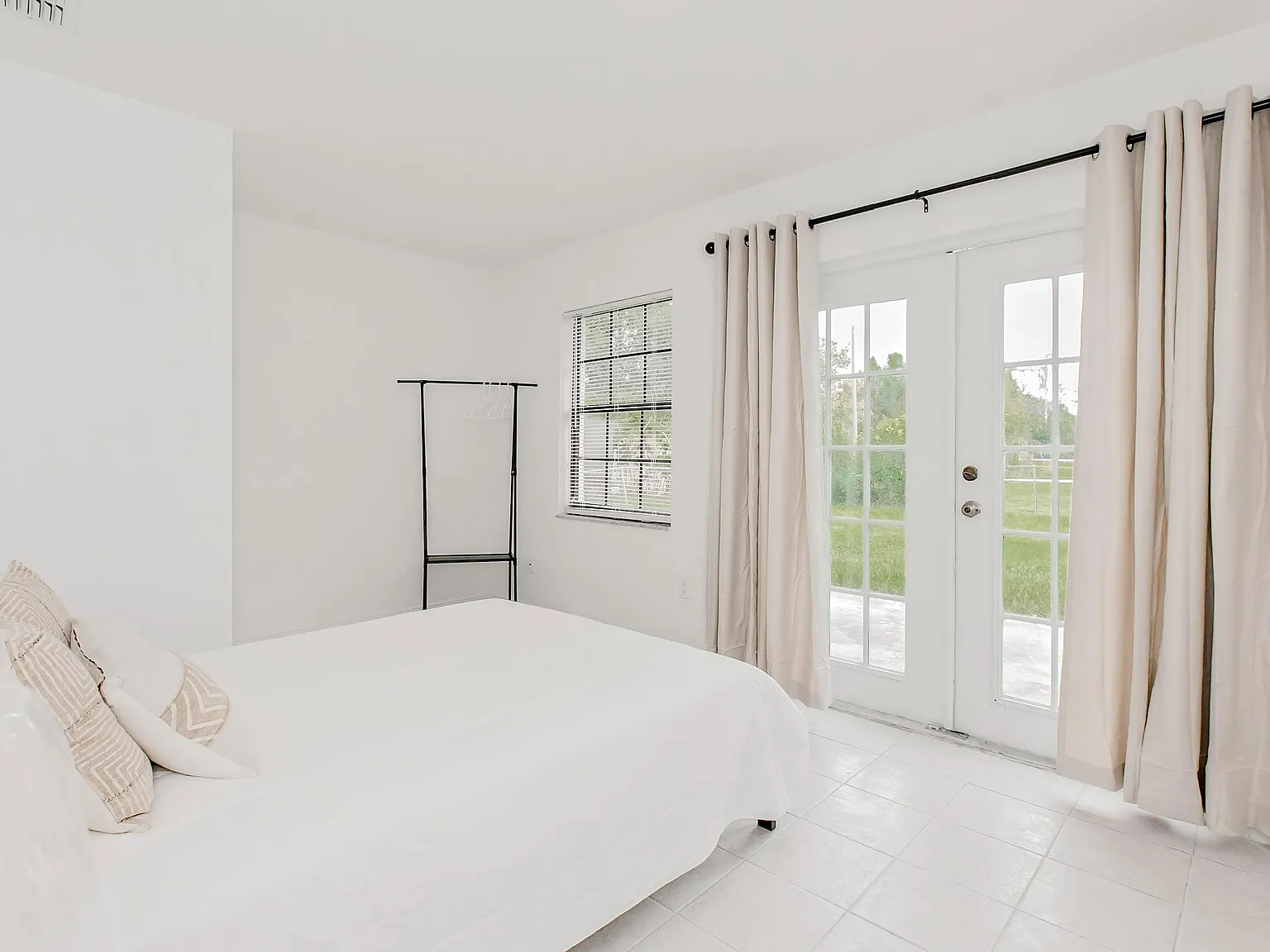 4 bed, 2.0 bath, 1176 sqft, $819 — Photo 1