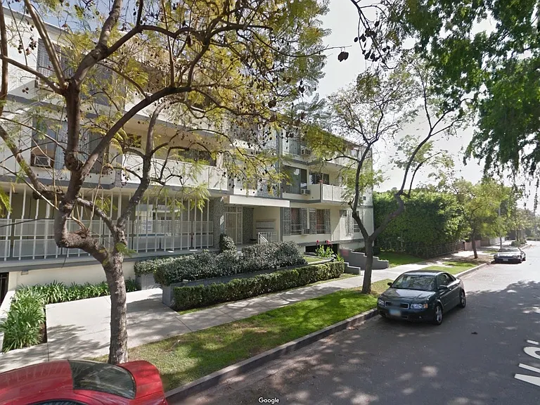 916 N Sierra Bonita Ave — Photo 2