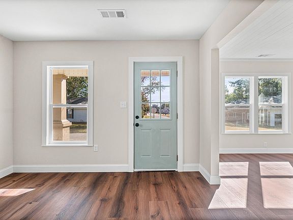 4th image of 207 N Sowell St