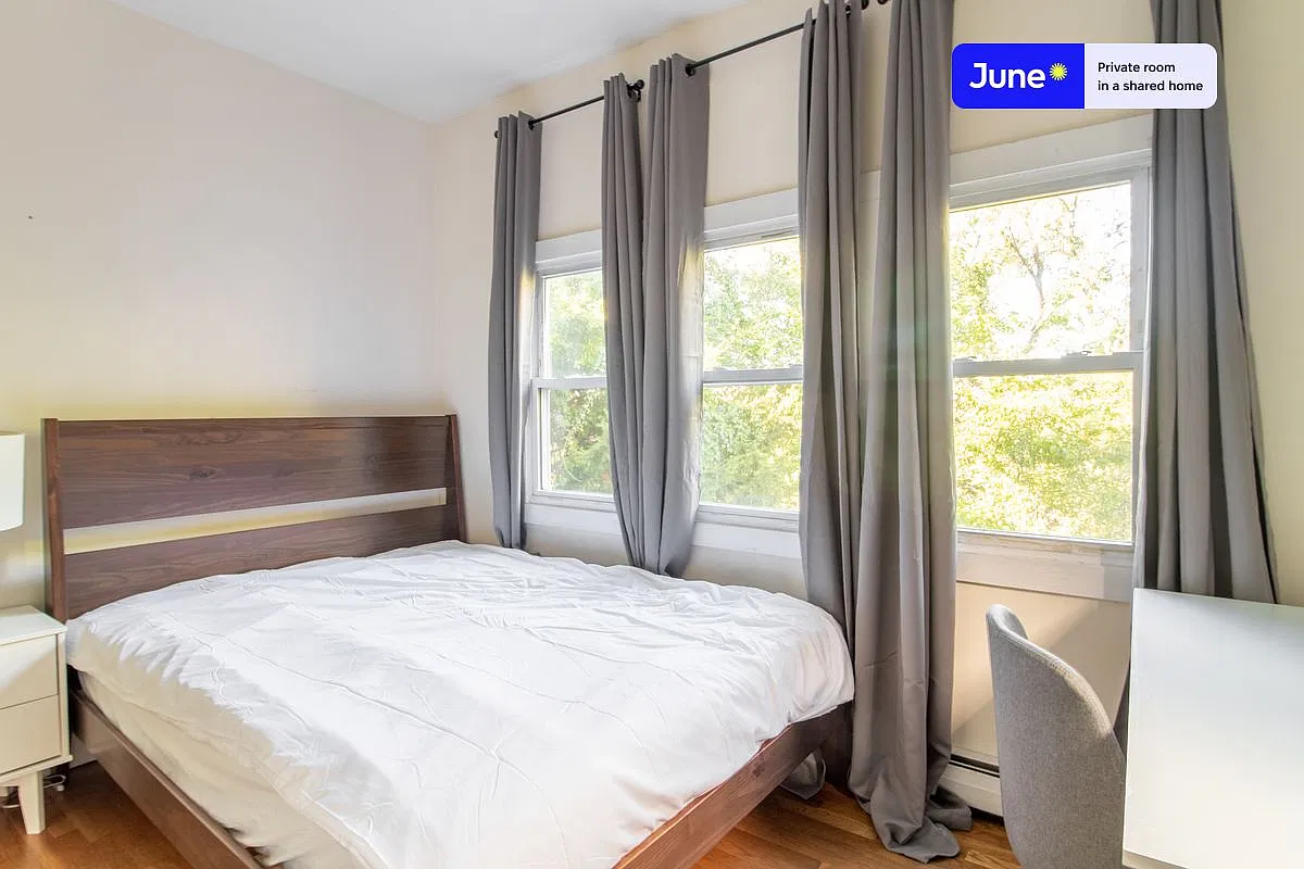 Queen bedroom in 5 bed/1 bath home in Mission Hill #1068 E — Photo 2