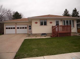 930 NE 6th St, Madison, SD 57042
