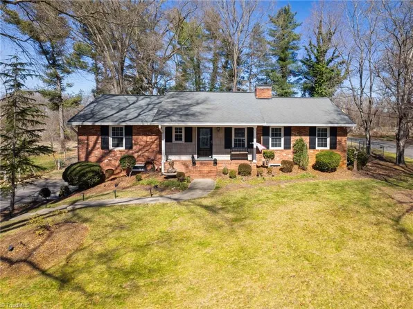 2901 Woodworth Dr, Winston Salem, NC 27103