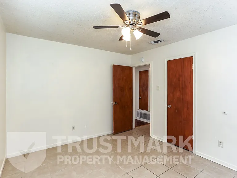 220 Gibson St #B — Photo 10