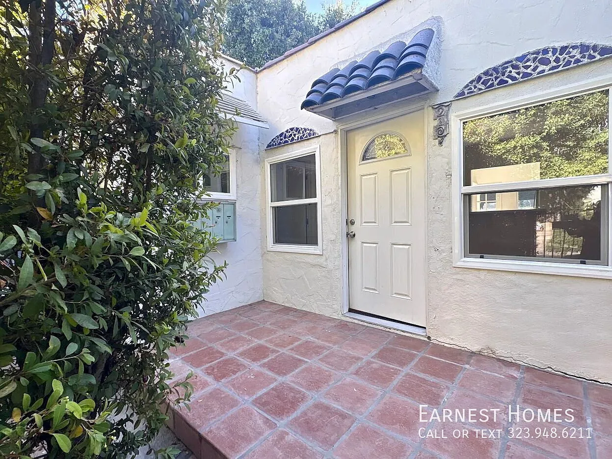 Charming 2-Bedroom Hollywood Hills Home with Hardwood Floors & Private Porch — Photo 1