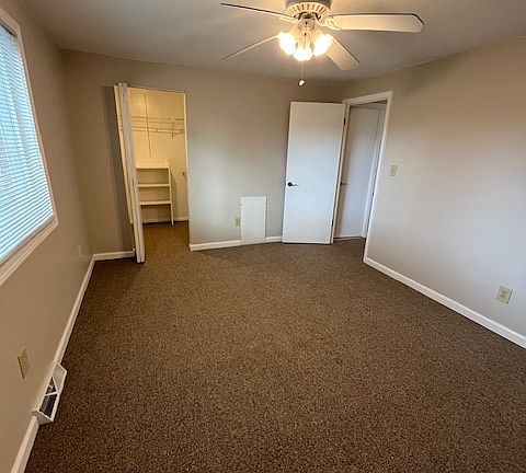 Main bedroom with walk in closet