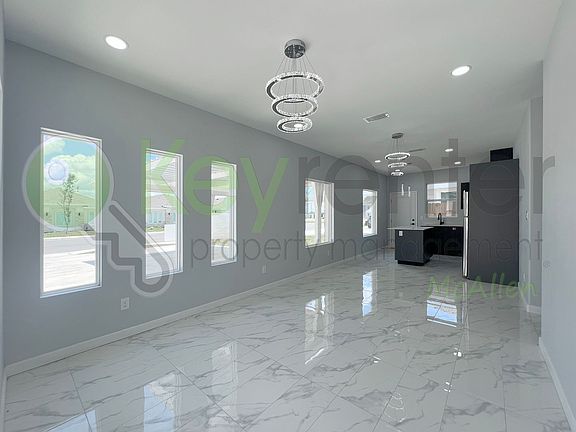 4th image of 823 N Woodson Ave #1