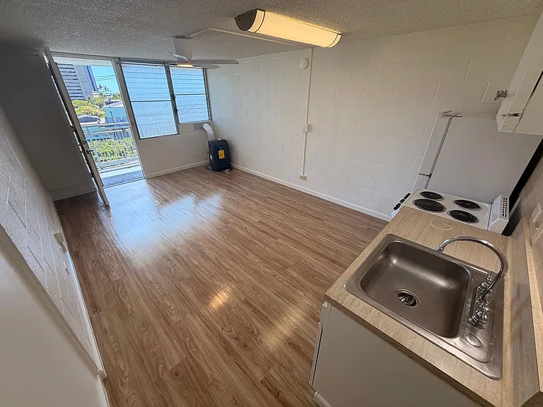 1301 Lusitana St — Photo 2
