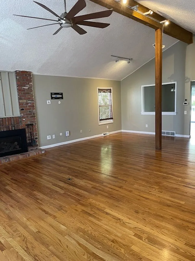 Stunning 3 bed/2 bath home available now — Photo 4