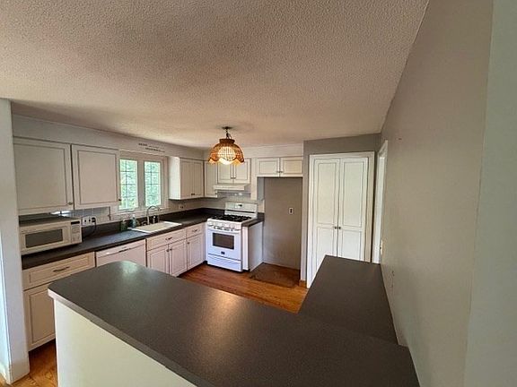 5th image of 15 Frances Rd