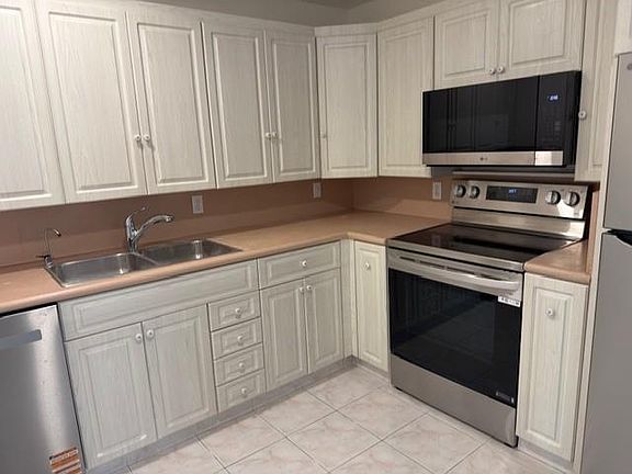 3rd image of 2053 Rexford C #2053