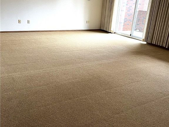 4th image of 105 Woodstone Ln APT 73