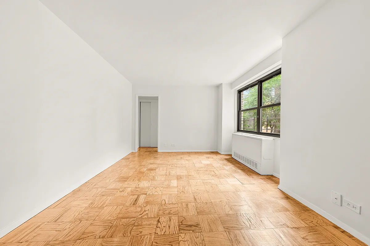 Building Photo - 115 E 9th St #5N