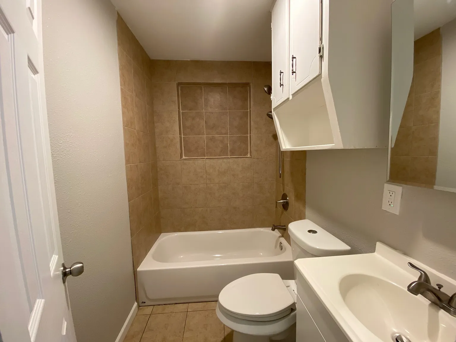 3 bed, 1.0 bath, 776 sqft, $952 — Photo 4