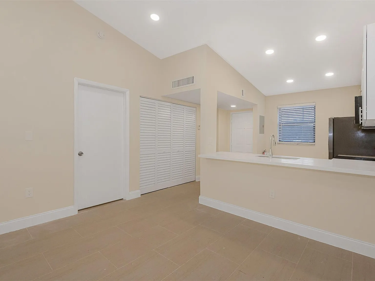 1 bed, 1.0 bath, 744 sqft, $1,895 — Photo 2