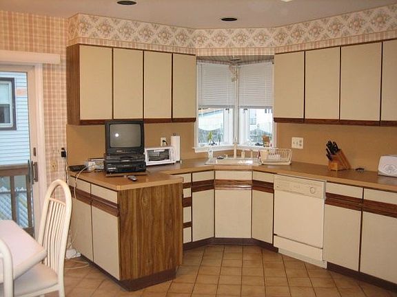 MODERN EAT IN KITCHEN