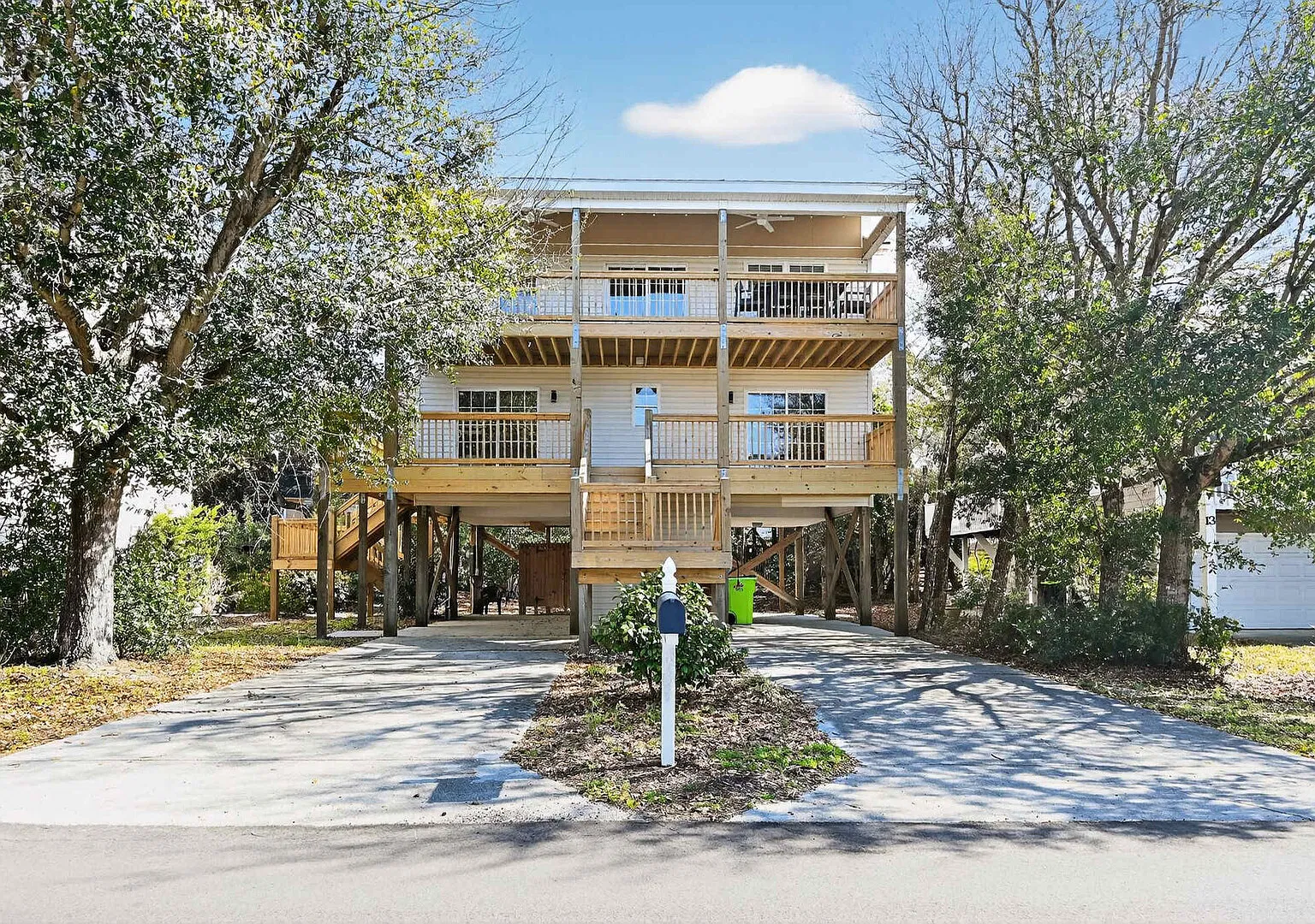 Coastal 4BR Retreat, Hot tub, Water Views, Deck, Pet-friendly — Photo 2