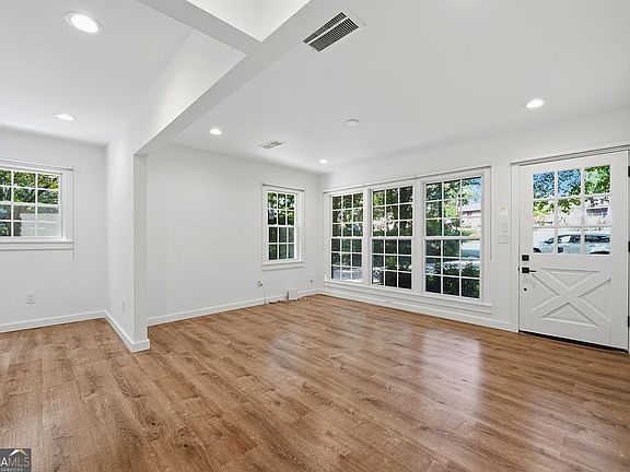 3rd image of 1127 Delores Way