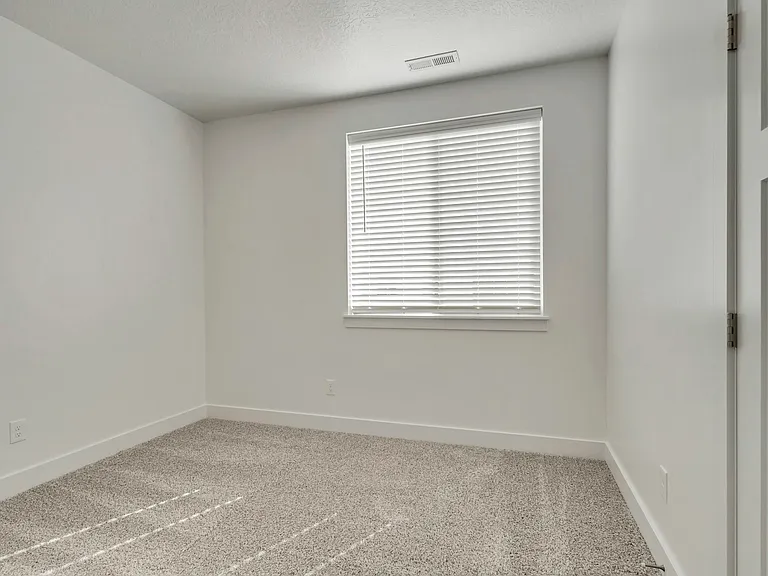 719 N 380 W — Photo 12