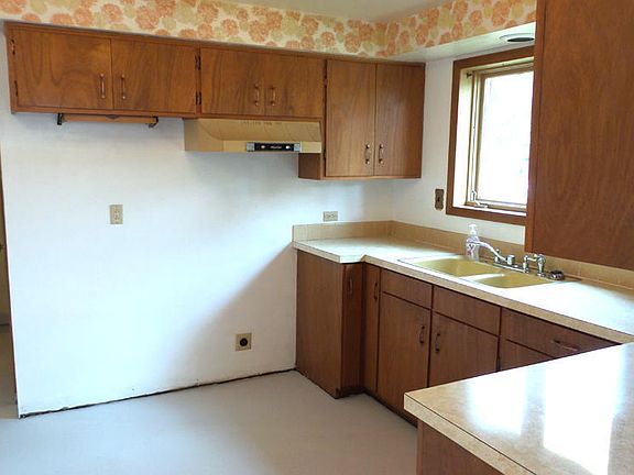3rd image of 121 Highland Ave