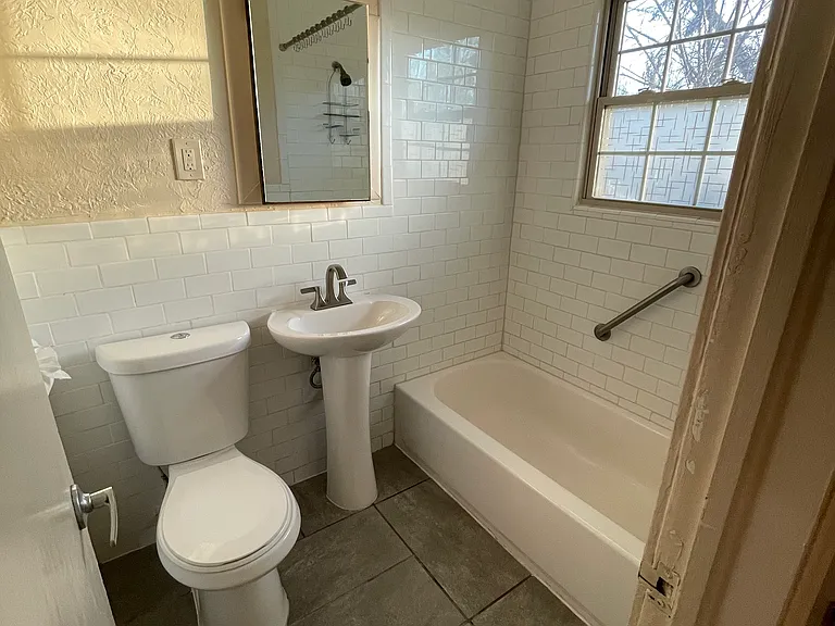 4414 N Harvey Pkwy #B — Photo 8