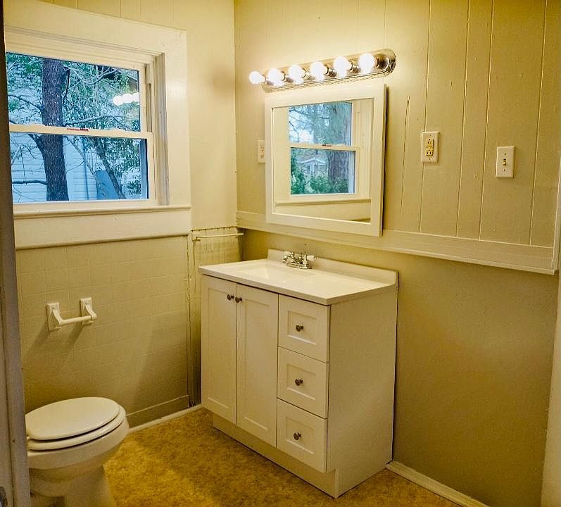 Full size Jack and Jill Bathroom