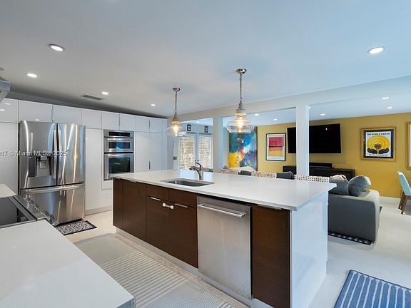 3rd image of 1200 SW 18th St