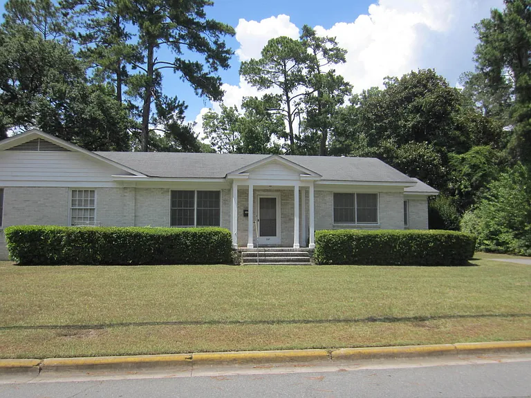 302 E College St — Photo 1
