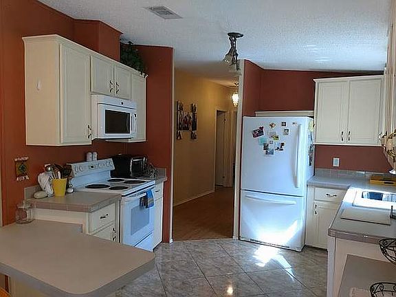 3rd image of 21 Winthrop Ln