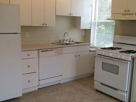 Spacious Kitchen w/Gas Stove