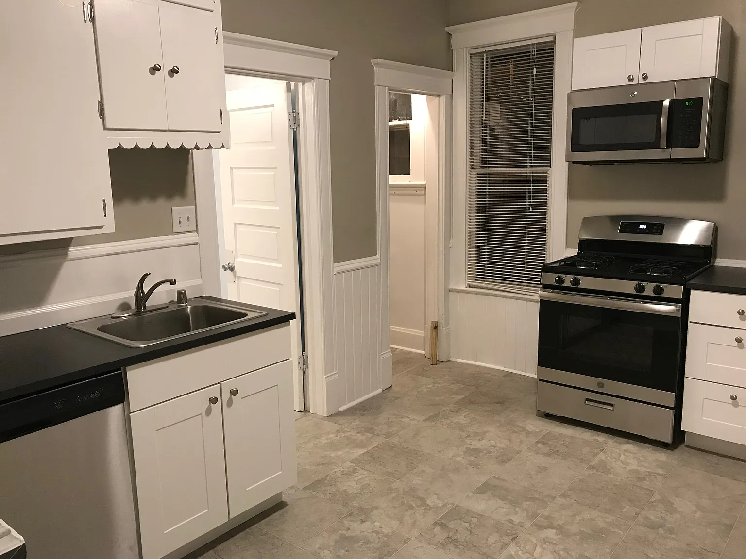 2 bed, 1000 sqft, $1,550 — Photo 2