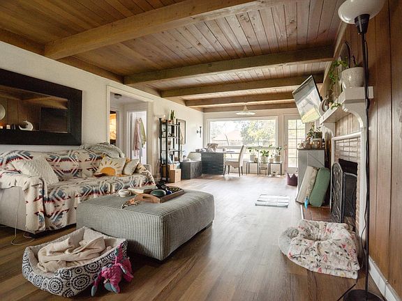 3rd image of 1031 Douglas Rd