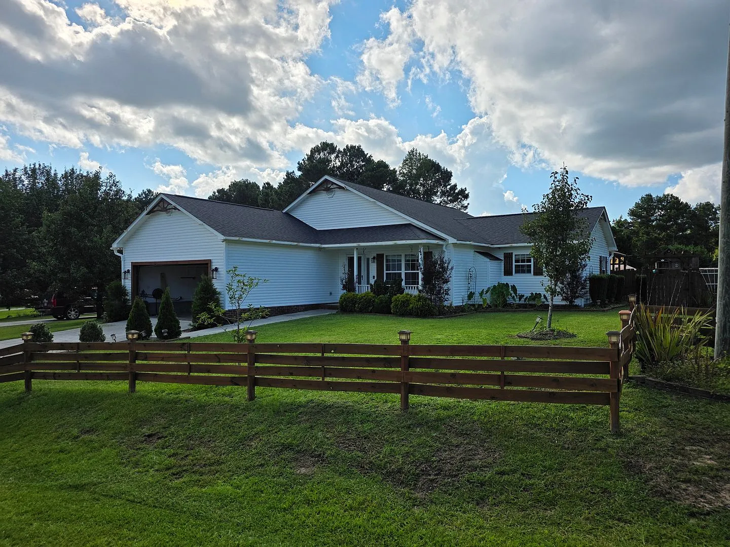 Spacious 3-Bedroom Home with Large Bonus Room in Brookstone — Photo 2